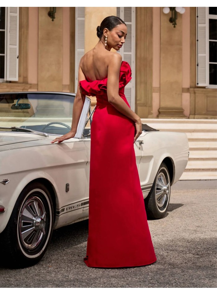Vestido largo para evento con escote palabra de honor y volantes color rojo