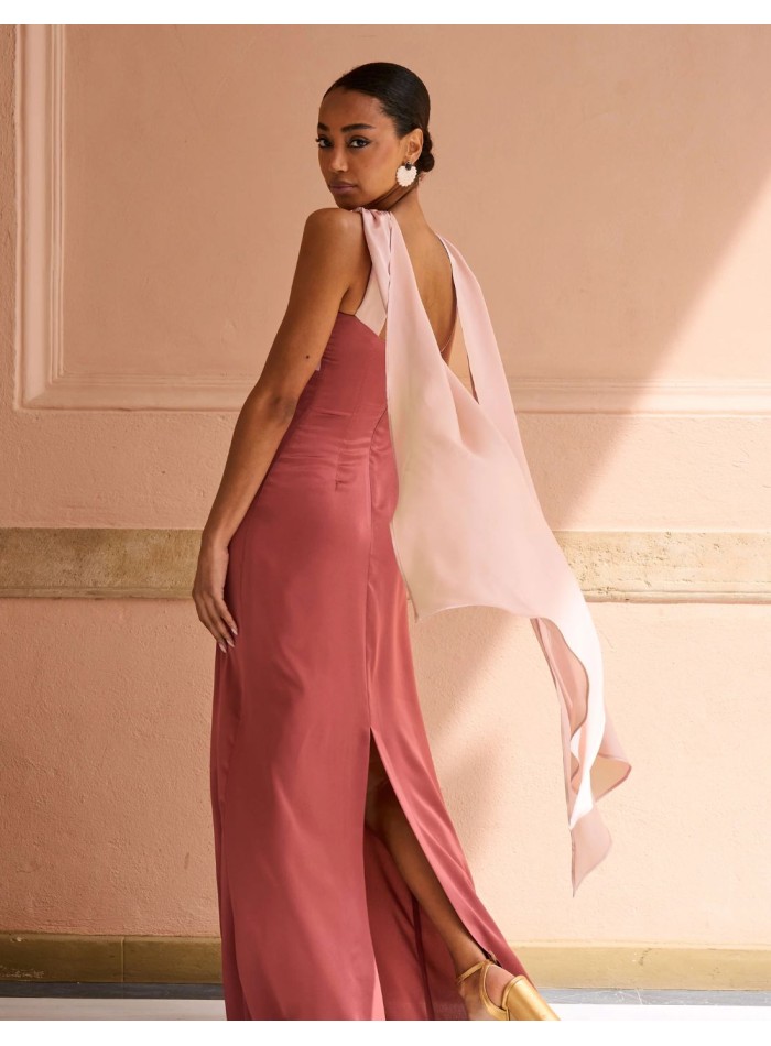 Vestido largo de invitada bicolor con escote cruzado y tirantes capa