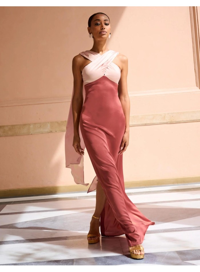 Vestido largo de invitada bicolor con escote cruzado y tirantes capa rosa palo