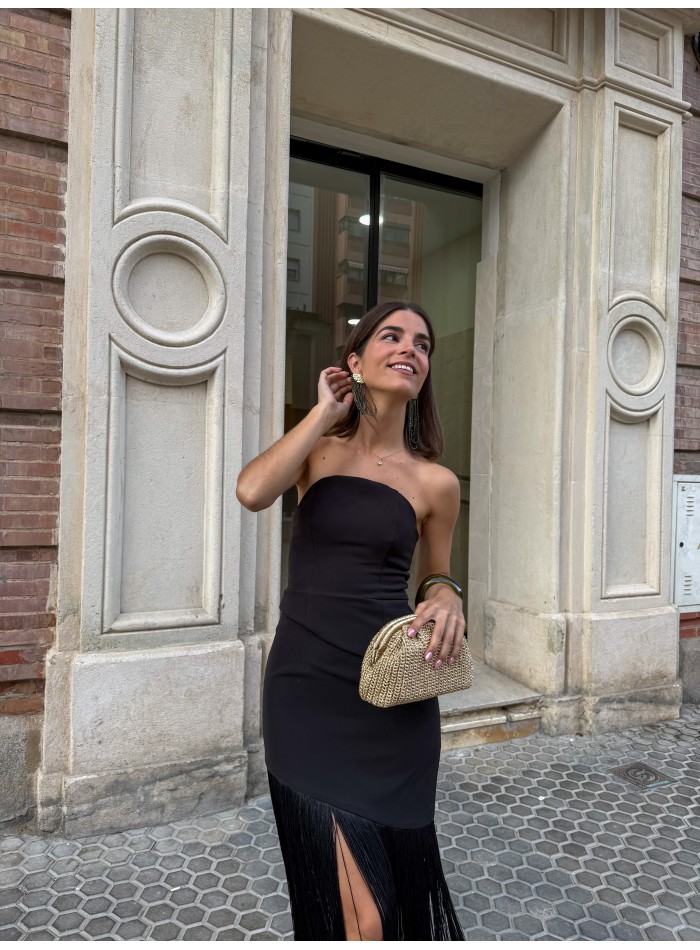 Conjunto negro con top palabra de honor asimétrico y falda con flecos para ocasiones especiales