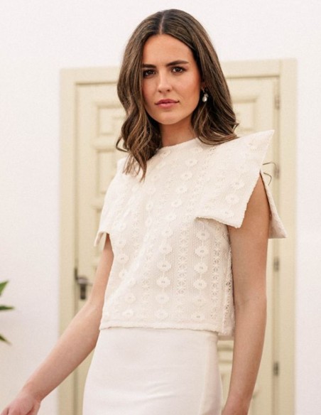 Raw macramé short top with v-neck sleeves