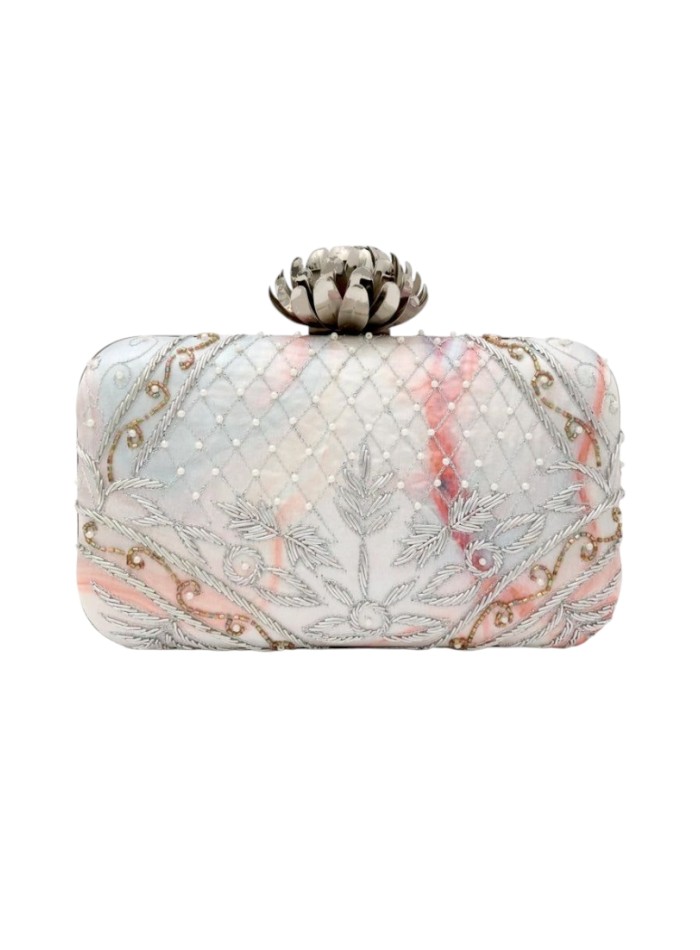 Pochette imprimée argentée et rose avec strass