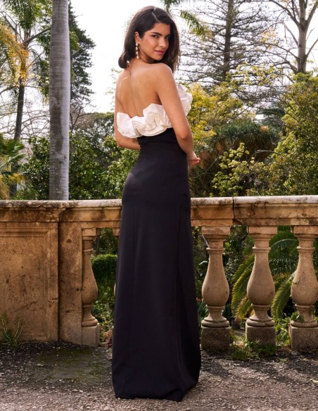 Vestido largo de fiesta con escote palabra de honor y detalles volantes