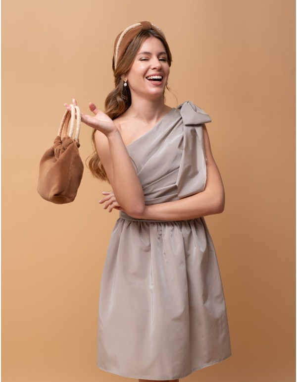 Bolso de invitada en terciopelo con asa dorada 2