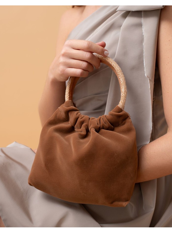 Bolso de invitada en terciopelo con asa dorada color teja