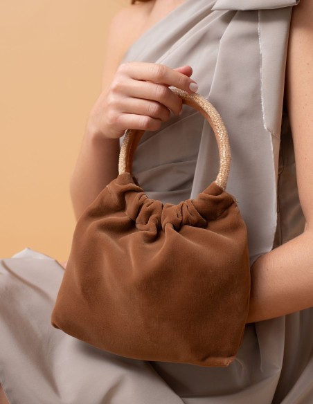 Bolso de invitada en terciopelo con asa dorada
