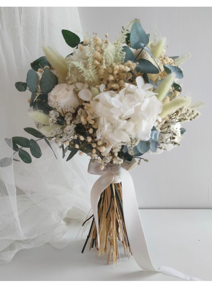 Bouquet de mariée blanc et vert avec des fleurs conservées et séchées