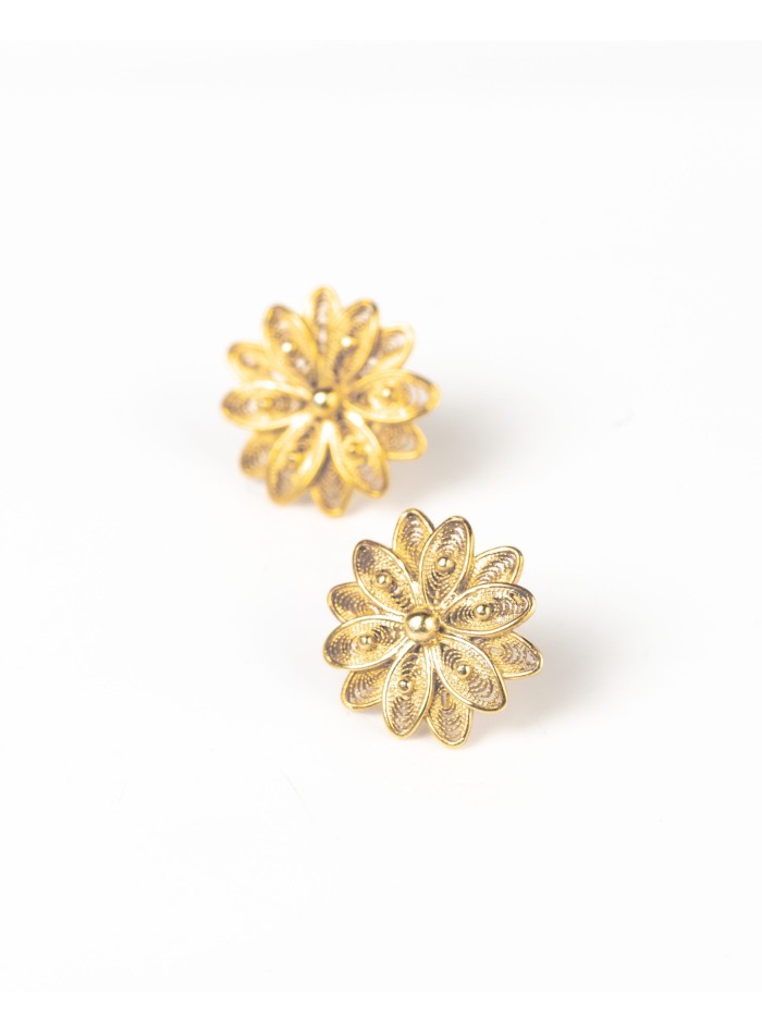 Small flower-shaped earrings
