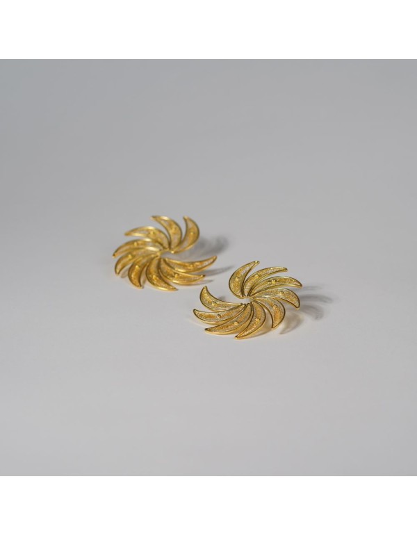 Pendientes en forma de semi espiral con detalle de plumas 2