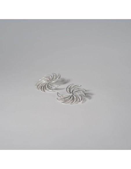 Boucles d'oreilles en demi-spirale avec détails de plumes