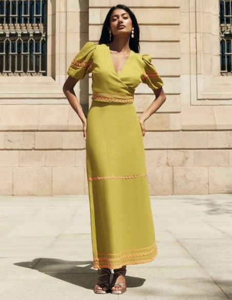 Top para invitada de lino con mangas abullonadas