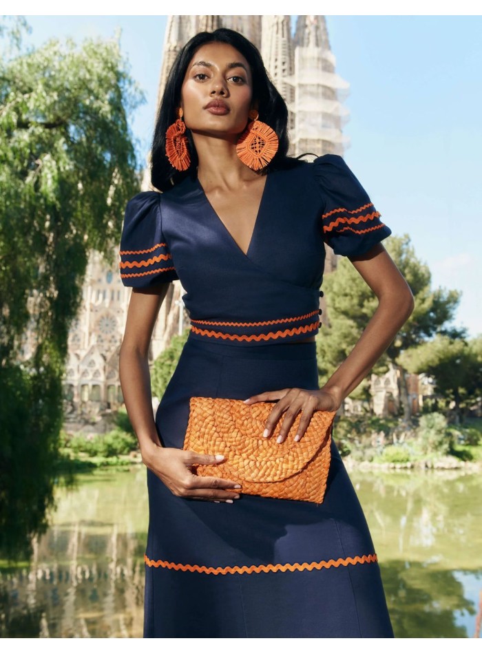 Falda midi de fiesta azul marino con caída fluida y detalles naranjas