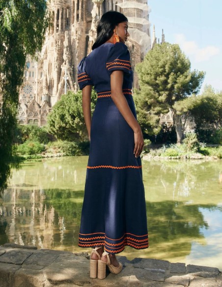 Top para invitada de lino con mangas abullonadas con detalles naranjas