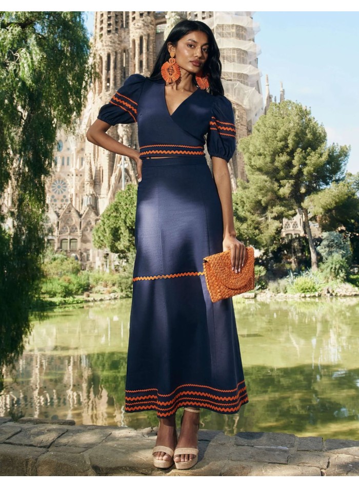 Top para invitada de lino con mangas abullonadas y diseño cruzado