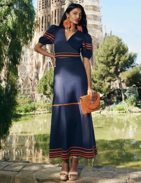 Top para invitada de lino con mangas abullonadas y diseño cruzado