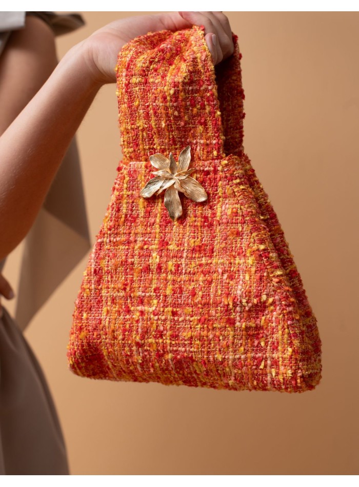 Bolso para invitada en tweed y aplique color coral