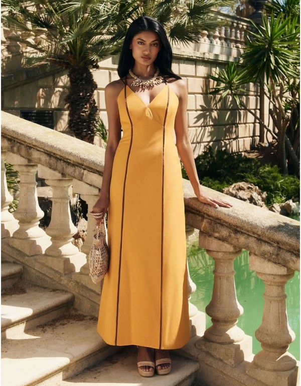 Vestido de invitada largo mostaza con caída fluida