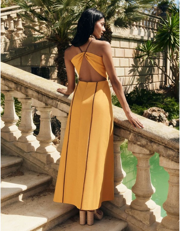 Vestido de invitada largo mostaza con caída fluida 2