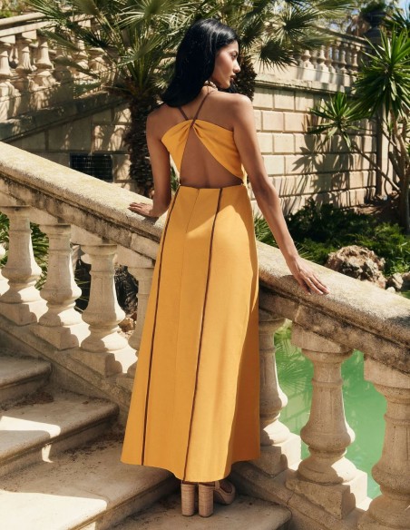 Robe longue d'invité moutarde avec drapé fluide