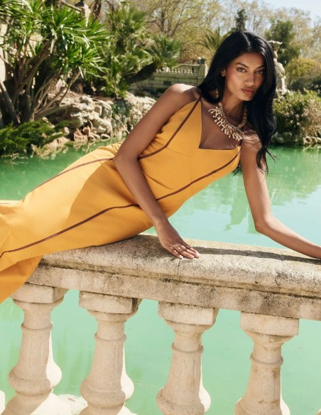 Robe longue d'invité moutarde avec drapé fluide