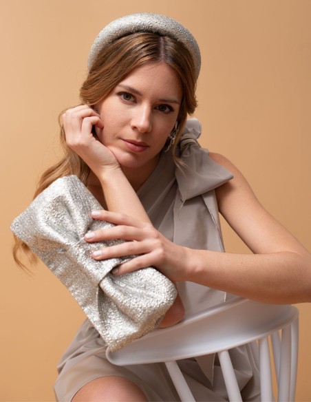 Bolso para invitada en rafia metalizada con lazo