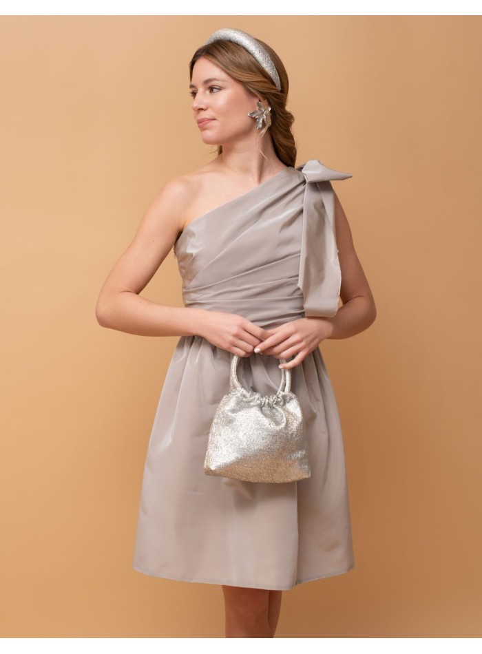 Bolso para invitada de rafia metalizada con asa plateada