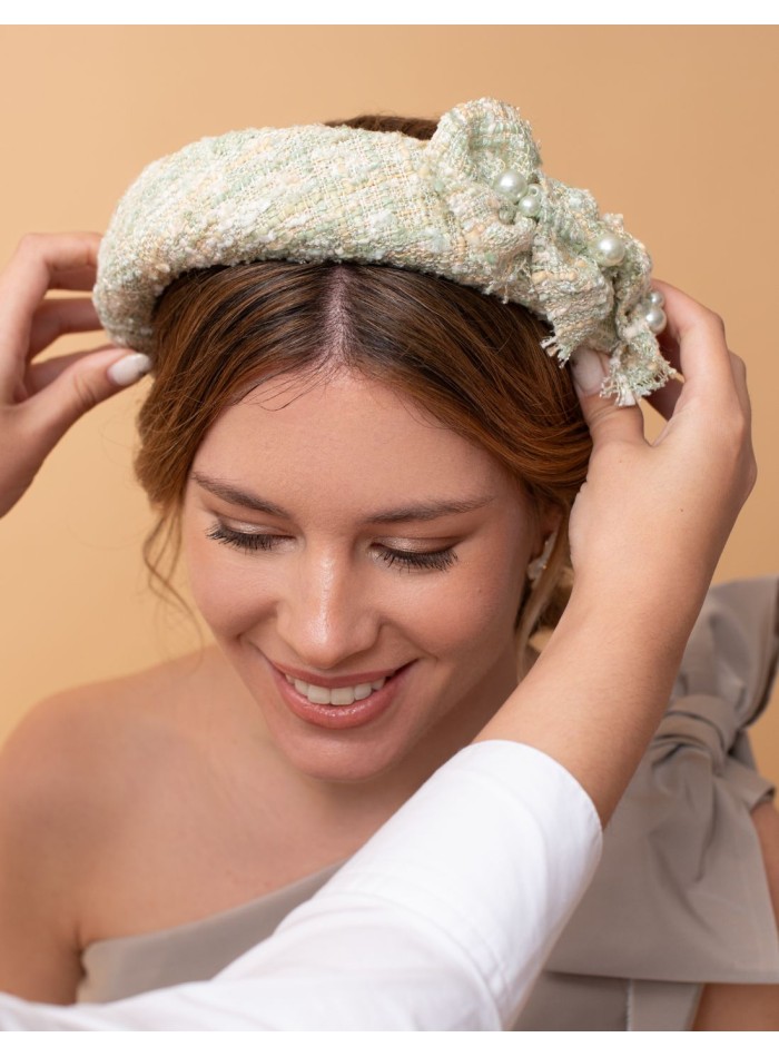 Diadema de invitada en tweed con perlas en aguamarina