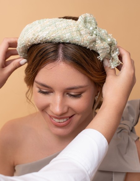 Diadema de invitada en tweed con perlas