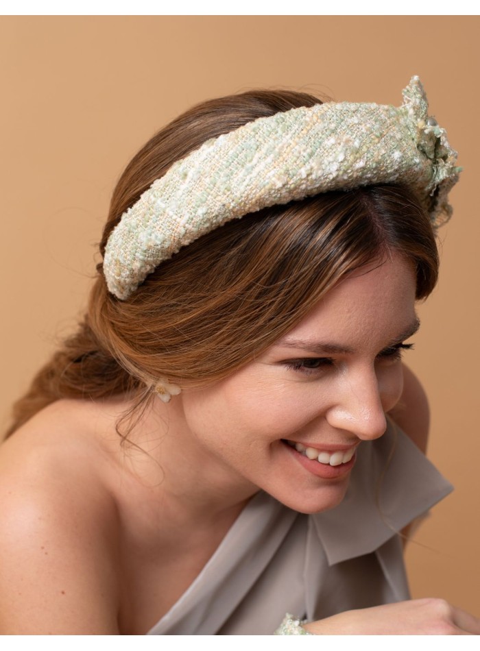 Diadema de invitada en tweed con perlas y detalles