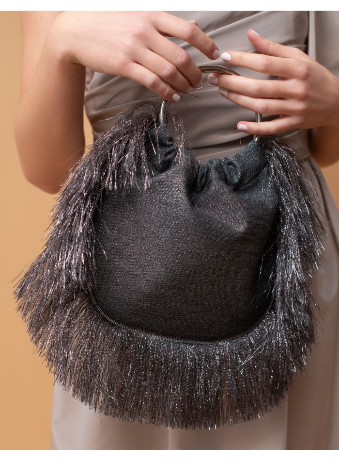 Bolso de invitada con flecos y asa metálica