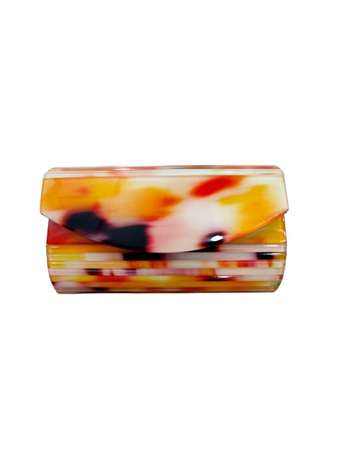 Mother-of-pearl party bag with inner chain and magnetic closure