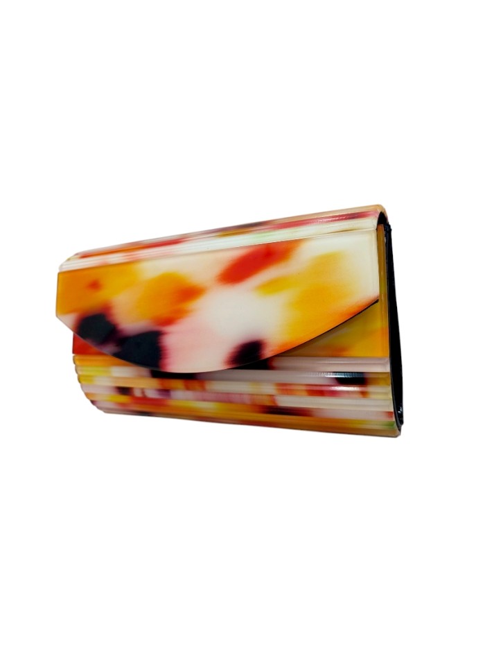 Bolso de fiesta nacarado con cadena interior y cierre magnético para eventos especiales