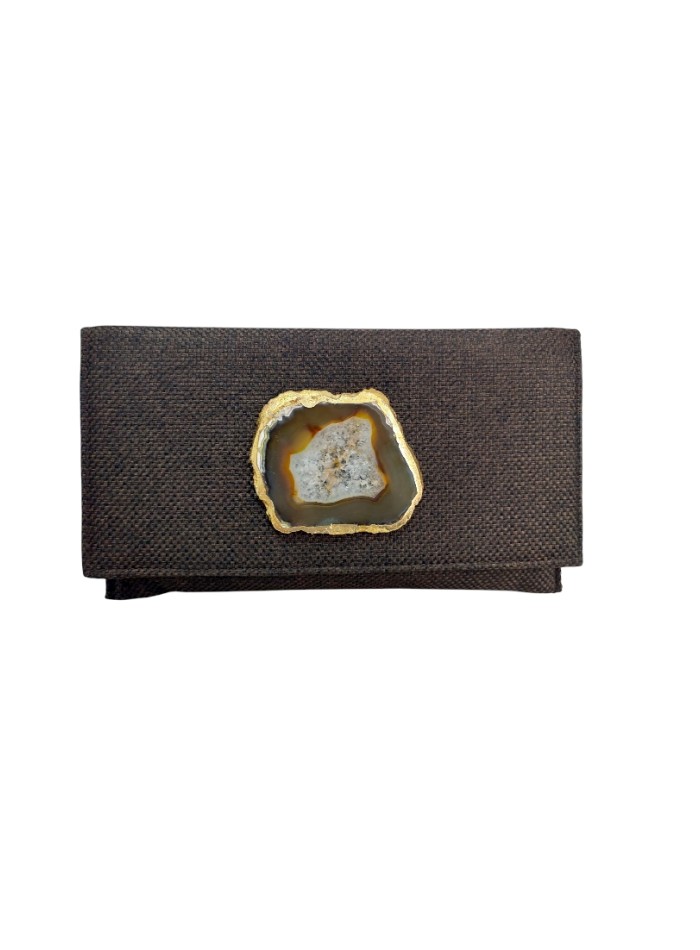 Cartera de mano chocolate en yute con broche de piedra
