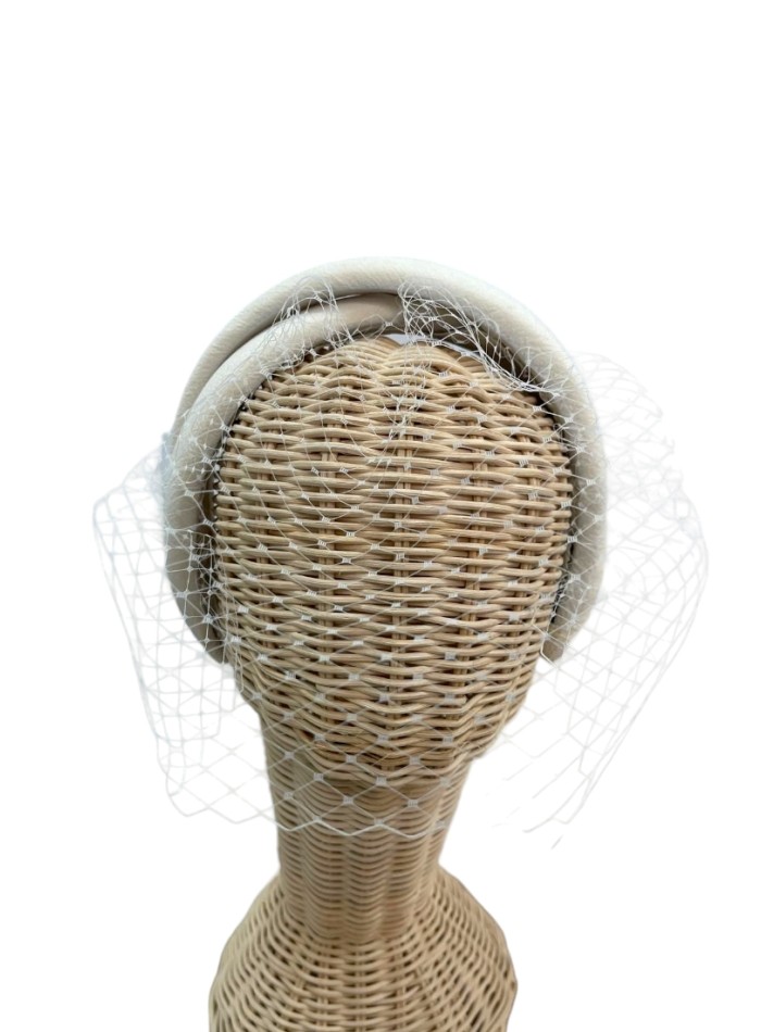 Diadema de invitada doble cruda con velo de rejilla