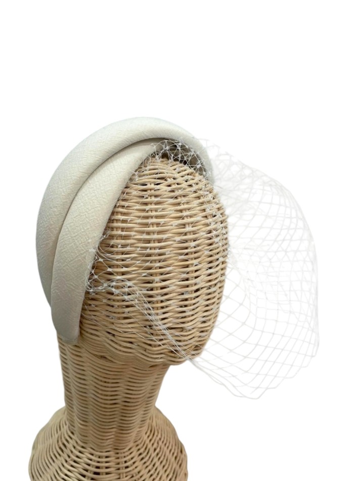 Diadema de invitada doble cruda con velo de rejilla para novias