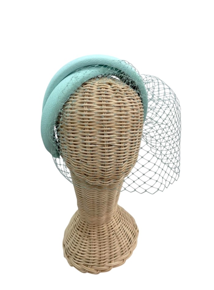 Diadema doble de invitada verde agua con velo de rejilla para eventos