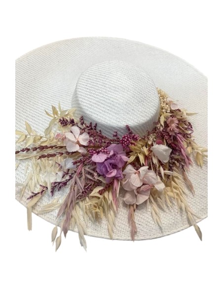 Pamela de invitada en color crudo con adorno floral