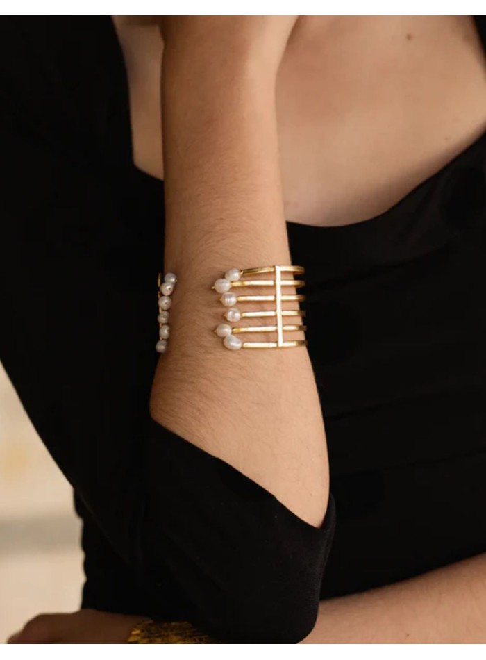 Brazalete dorado ancho con perlas para invitada
