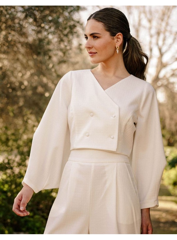 Short double-breasted jacket with buttons and wide sleeves