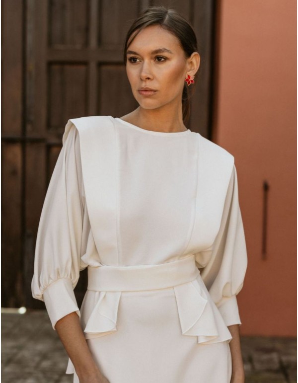 Blusa blanca de manga francesa con cinturón peplum