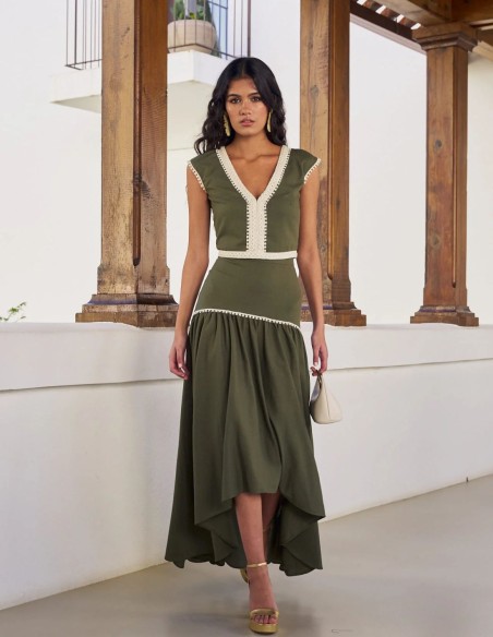 Linen guest top with V-neckline and decorative ribbon