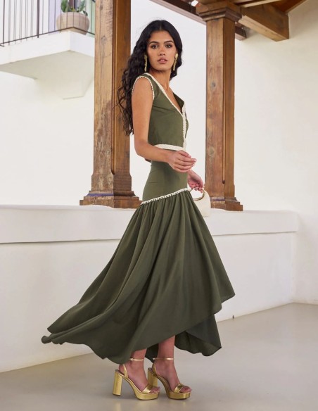 Linen guest top with V-neckline and decorative ribbon