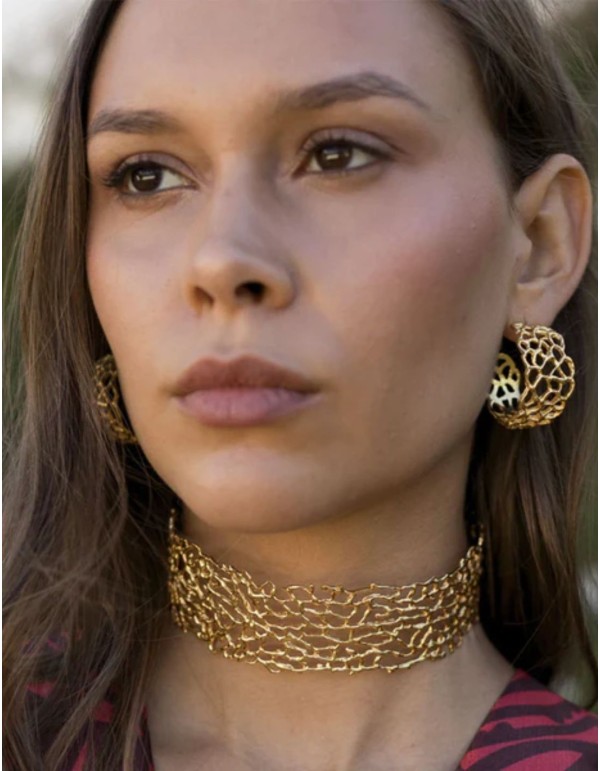 Gold choker with branches design for guests 2