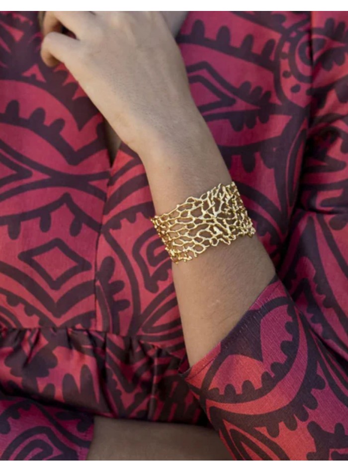 Large bracelet plaqué or avec motif de branches