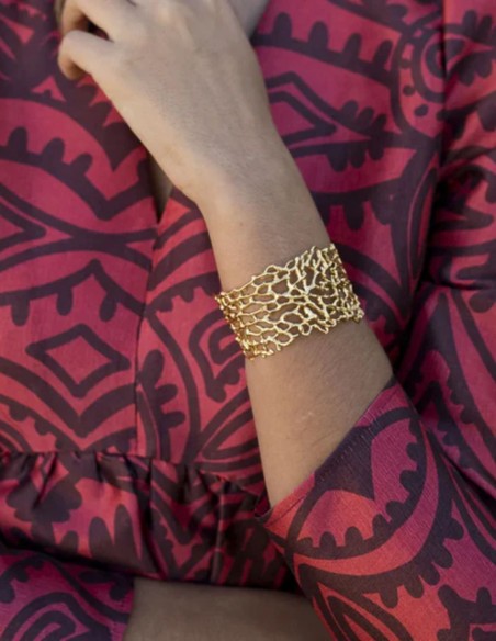 Large bracelet plaqué or avec motif de branches
