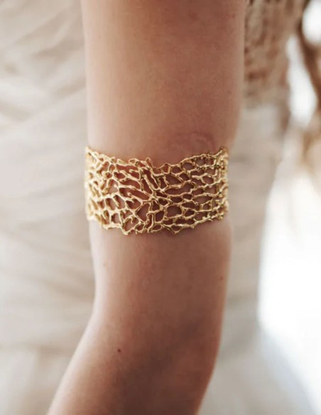 Large bracelet plaqué or avec motif de branches