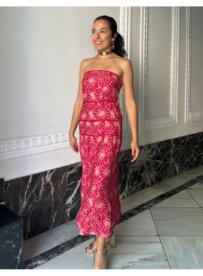 Vestido midi estampado para invitada con escote palabra de honor con capa