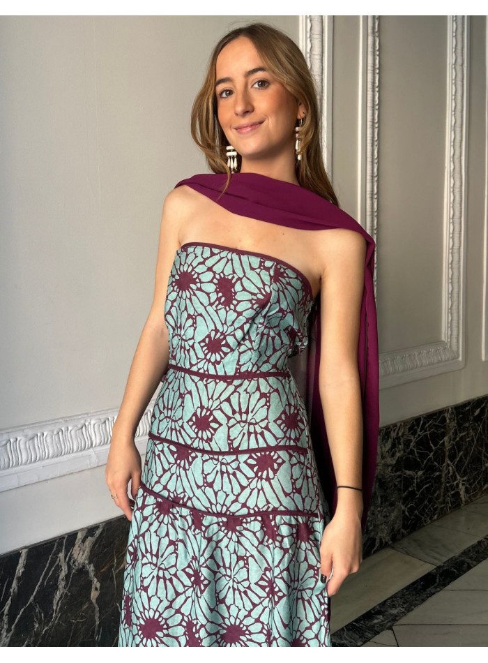 Vestido midi estampado para invitada con escote palabra de honor