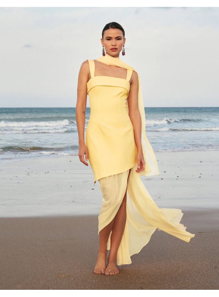 Longue robe en crêpe jaune avec jupe asymétrique