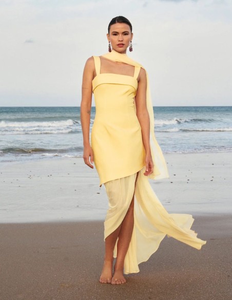 Longue robe en crêpe jaune avec jupe asymétrique